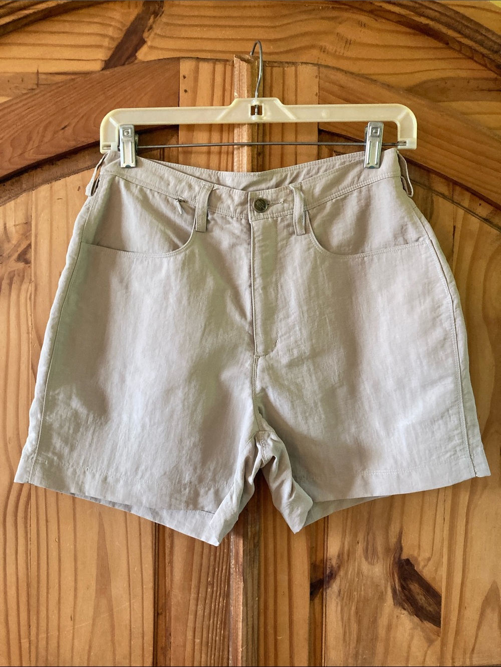 Women’s The North Face tan khaki nylon shorts size 8